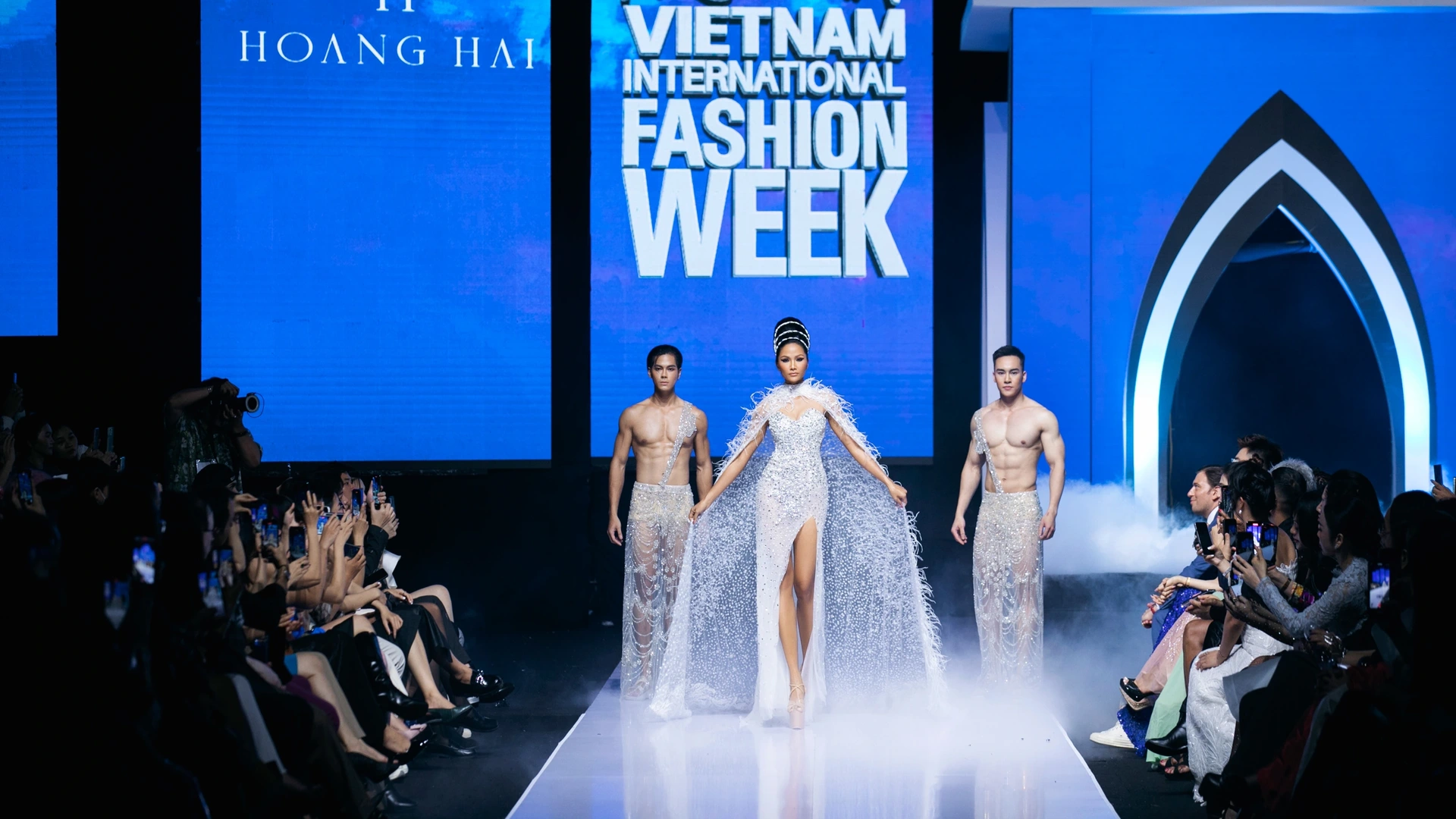 Màn trình diễn của các người mẫu nữ
